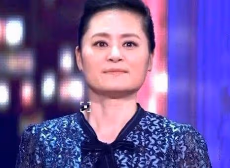 她曾比那英還紅,離婚後卻被弟弟打成腦震盪,只能做保姆養活女兒