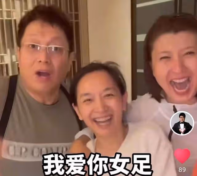 眾星慶女足奪冠!閆學晶嗨到摟人,李思思嗓子喊啞,張博宇飆髒話