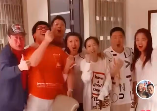 眾星慶女足奪冠!閆學晶嗨到摟人,李思思嗓子喊啞,張博宇飆髒話