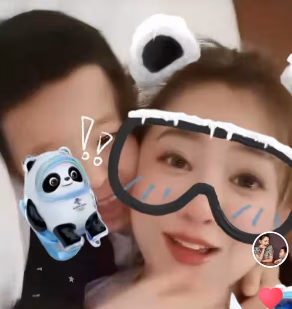 眾星慶女足奪冠!閆學晶嗨到摟人,李思思嗓子喊啞,張博宇飆髒話