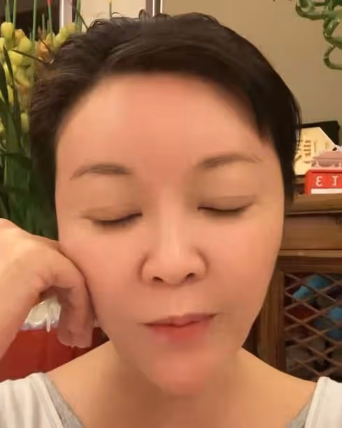 眾星慶女足奪冠!閆學晶嗨到摟人,李思思嗓子喊啞,張博宇飆髒話