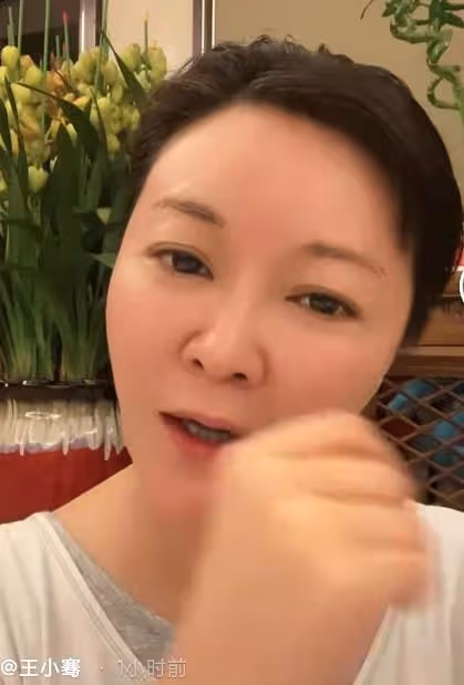 眾星慶女足奪冠!閆學晶嗨到摟人,李思思嗓子喊啞,張博宇飆髒話