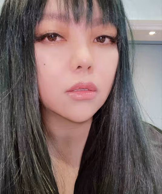 張惠妹春節陪家人干農活,徒手搬石頭手套都磨破,打扮樸素似工人
