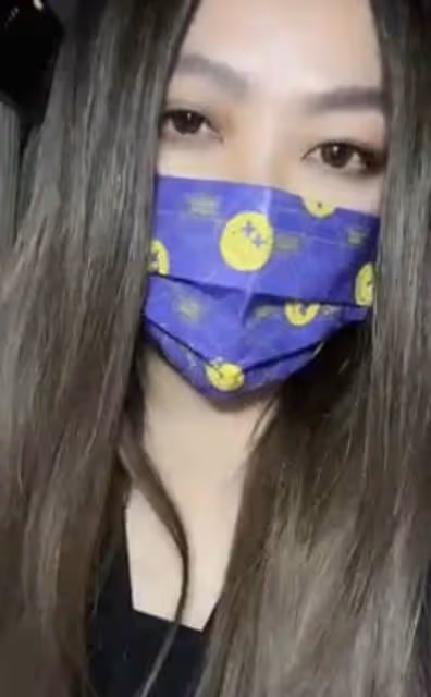 張惠妹春節陪家人干農活,徒手搬石頭手套都磨破,打扮樸素似工人