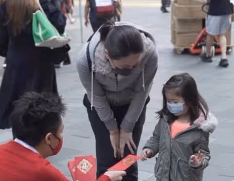 百億富三代大街上送錢!拿10萬鈔票見人就發,卻遭路人無視太尷尬
