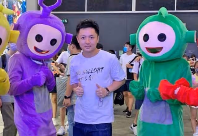 百億富三代大街上送錢!拿10萬鈔票見人就發,卻遭路人無視太尷尬