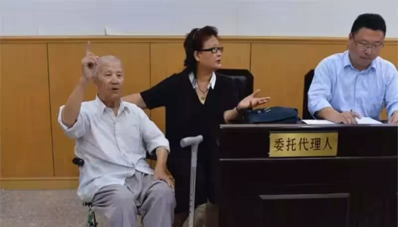 兒子每月給生父200,給乞丐2000,父親心寒起訴「兒子卻拿出了父親遺照」法院:無理取鬧