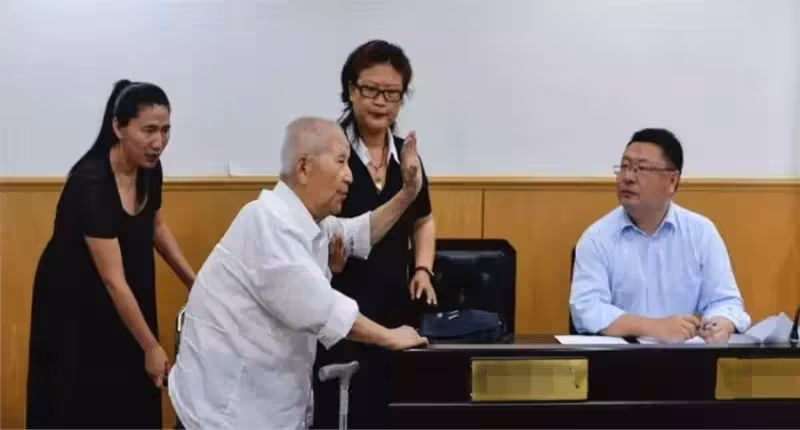 兒子每月給生父200,給乞丐2000,父親心寒起訴「兒子卻拿出了父親遺照」法院:無理取鬧