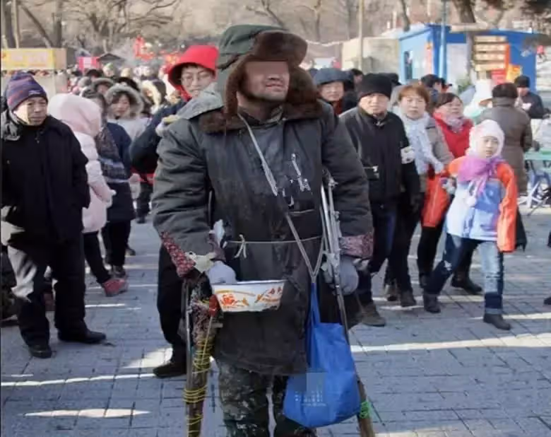 兒子每月給生父200,給乞丐2000,父親心寒起訴「兒子卻拿出了父親遺照」法院:無理取鬧