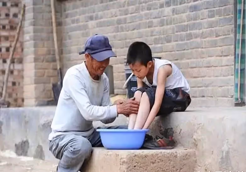 兒子每月給生父200,給乞丐2000,父親心寒起訴「兒子卻拿出了父親遺照」法院:無理取鬧