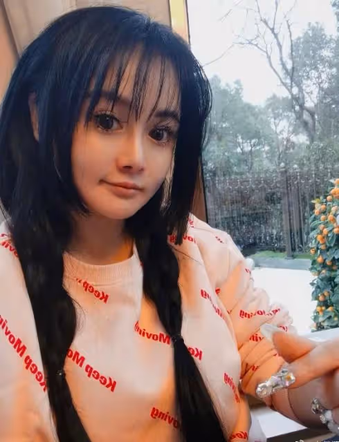 拳王老婆咋變這樣了?既非主流又卡哇伊,被網友調侃:農業重金屬