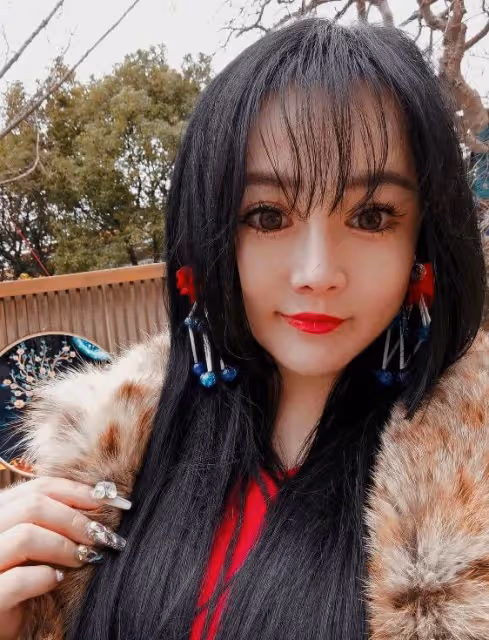 拳王老婆咋變這樣了?既非主流又卡哇伊,被網友調侃:農業重金屬