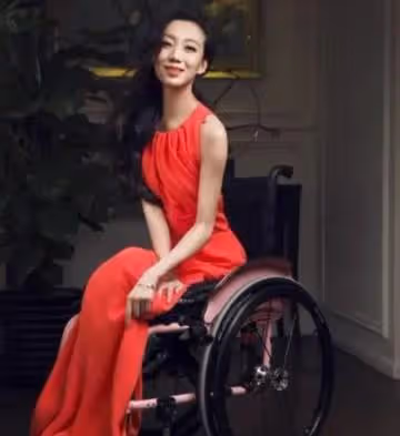 因一秒之差摔成高位截癱,讓張藝謀愧疚一生的劉岩,後來怎麼樣了