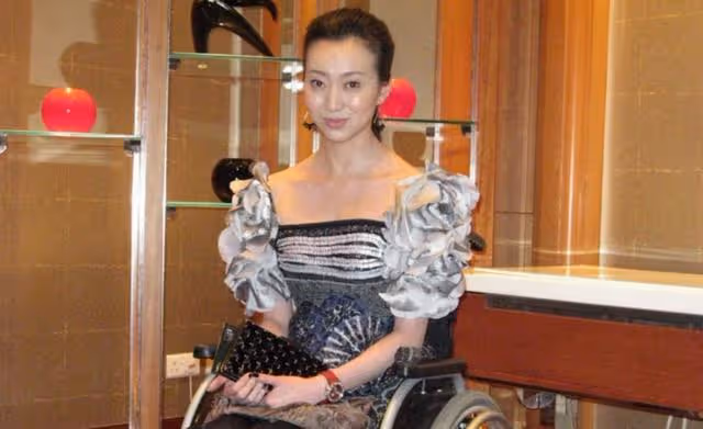 因一秒之差摔成高位截癱,讓張藝謀愧疚一生的劉岩,後來怎麼樣了