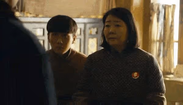 被導演嫌丑6年無戲可拍,丈夫花258元娶回家,薩日娜現在怎樣了?