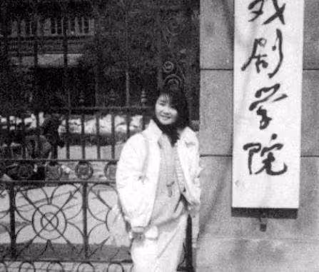 被導演嫌丑6年無戲可拍，丈夫花258元娶回家，薩日娜現在怎樣了？
