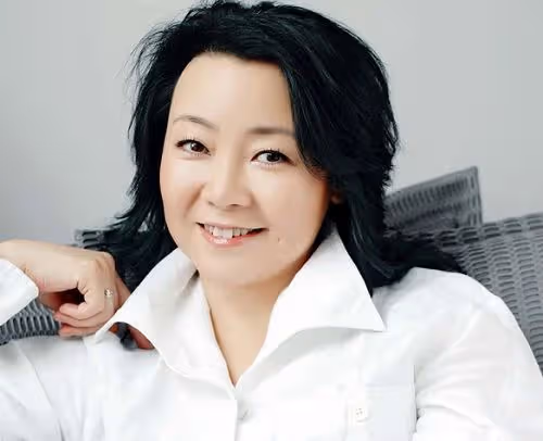 被導演嫌丑6年無戲可拍，丈夫花258元娶回家，薩日娜現在怎樣了？