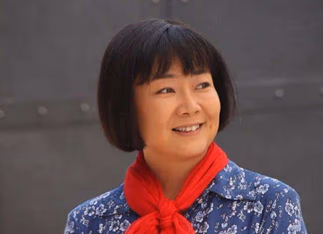 被導演嫌丑6年無戲可拍,丈夫花258元娶回家,薩日娜現在怎樣了?