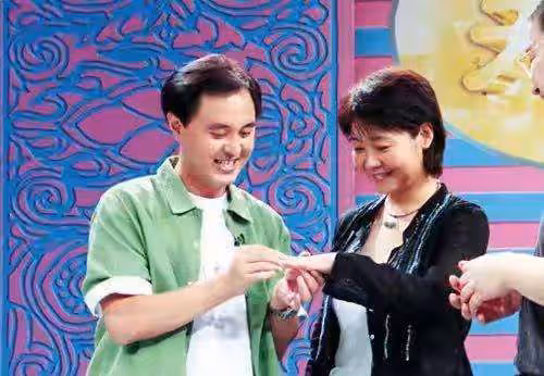 被導演嫌丑6年無戲可拍,丈夫花258元娶回家,薩日娜現在怎樣了?