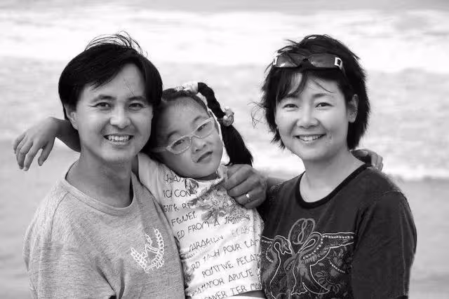 被導演嫌丑6年無戲可拍,丈夫花258元娶回家,薩日娜現在怎樣了?