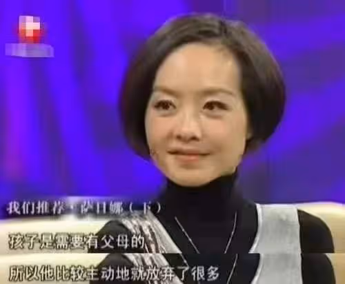 被導演嫌丑6年無戲可拍,丈夫花258元娶回家,薩日娜現在怎樣了?