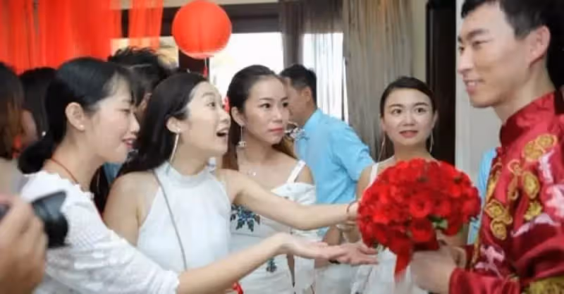 婆家拿了拆遷款，接親時要求多加40萬聘禮，新郎轉身就走，伴娘動心：我嫁你！