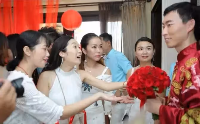 婆家拿了拆遷款,接親時要求多加40萬聘禮,新郎轉身就走,伴娘動心:我嫁你!