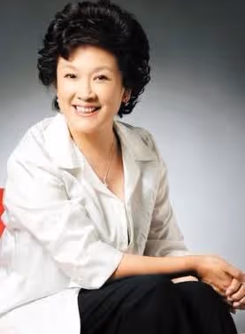 國家一級演員宋春麗，終生未生育，卻在61歲當奶奶的年齡當了媽