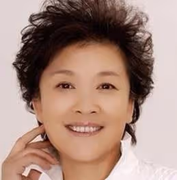 國家一級演員宋春麗，終生未生育，卻在61歲當奶奶的年齡當了媽