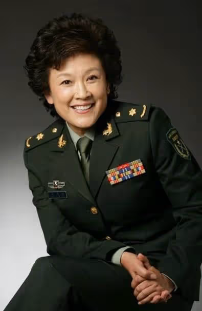國家一級演員宋春麗，終生未生育，卻在61歲當奶奶的年齡當了媽