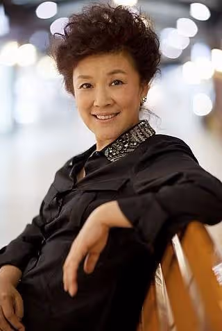 國家一級演員宋春麗，終生未生育，卻在61歲當奶奶的年齡當了媽