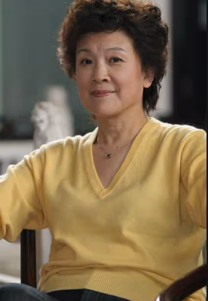 國家一級演員宋春麗,終生未生育,卻在61歲當奶奶的年齡當了媽