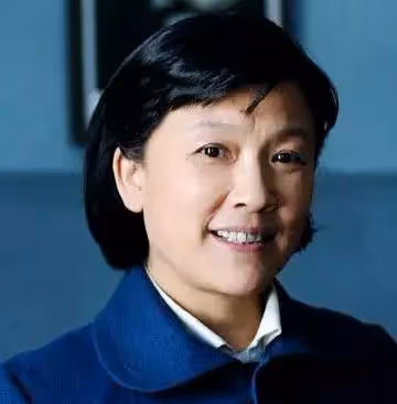 國家一級演員宋春麗,終生未生育,卻在61歲當奶奶的年齡當了媽