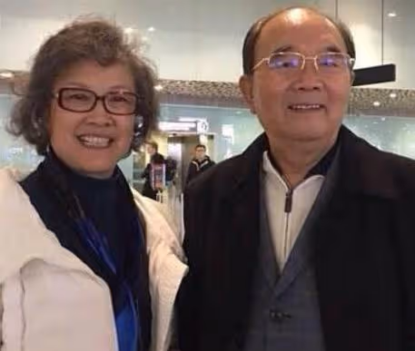 國家一級演員宋春麗,終生未生育,卻在61歲當奶奶的年齡當了媽