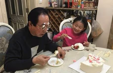 國家一級演員宋春麗,終生未生育,卻在61歲當奶奶的年齡當了媽