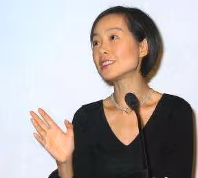 魯豫聽霍建華講「生孩子」哭了,自己又不生,她到底想幹什麼?