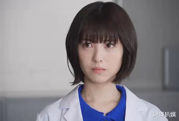 累了直接睡擔架?今年冬天拍戲不容易