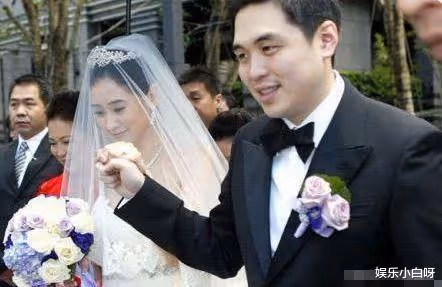 她嫁入「豪門」和丈夫一年見兩次，每月11萬零花錢，39歲過成19歲