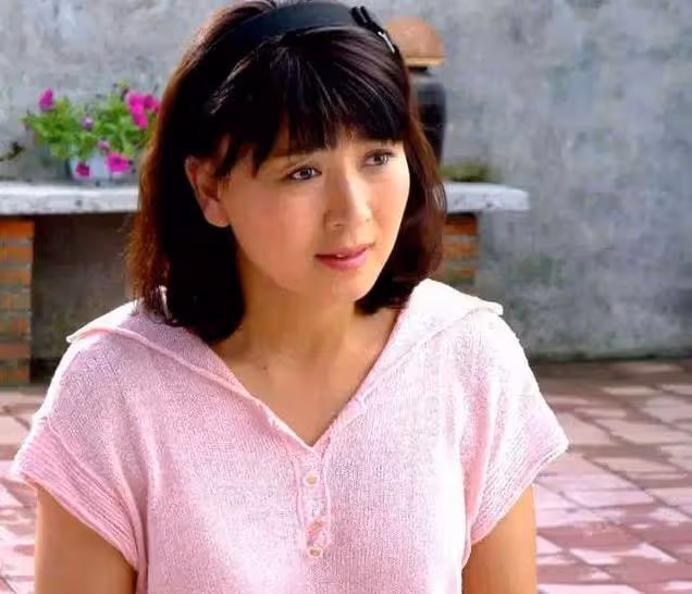20歲結婚21歲生子,離婚嫁富豪,45歲意外懷孕,今4歲女兒罕露面