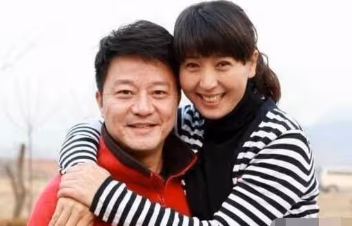20歲結婚21歲生子,離婚嫁富豪,45歲意外懷孕,今4歲女兒罕露面