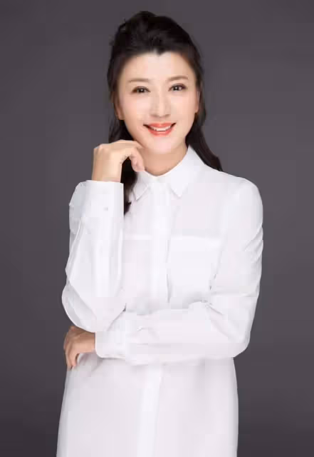20歲結婚21歲生子，離婚嫁富豪，45歲意外懷孕，今4歲女兒罕露面
