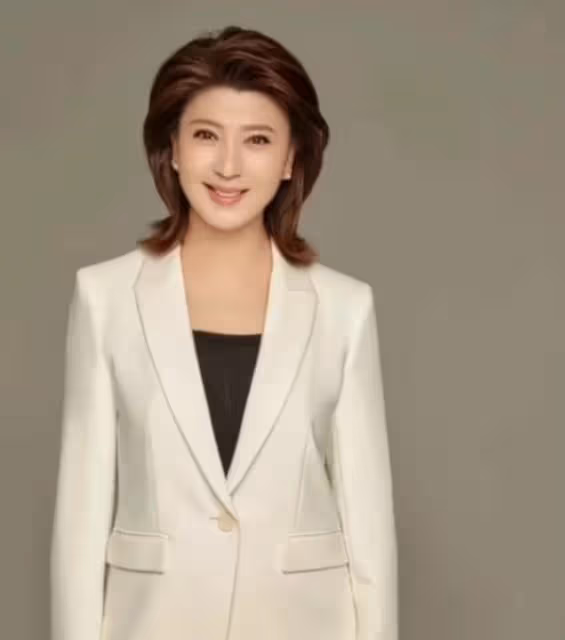 20歲結婚21歲生子，離婚嫁富豪，45歲意外懷孕，今4歲女兒罕露面