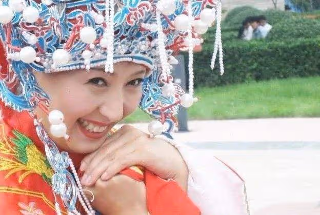 20歲結婚21歲生子，離婚嫁富豪，45歲意外懷孕，今4歲女兒罕露面