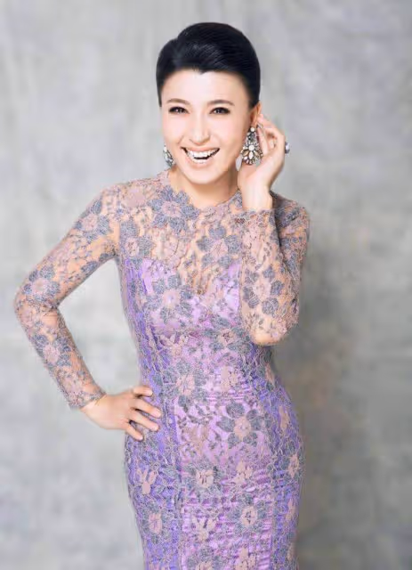 20歲結婚21歲生子，離婚嫁富豪，45歲意外懷孕，今4歲女兒罕露面