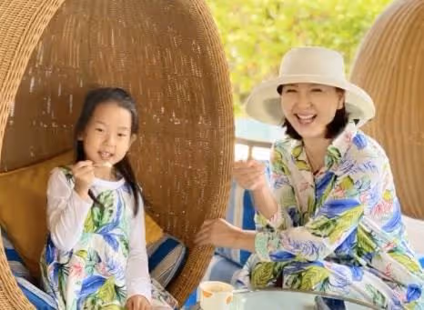 20歲結婚21歲生子，離婚嫁富豪，45歲意外懷孕，今4歲女兒罕露面