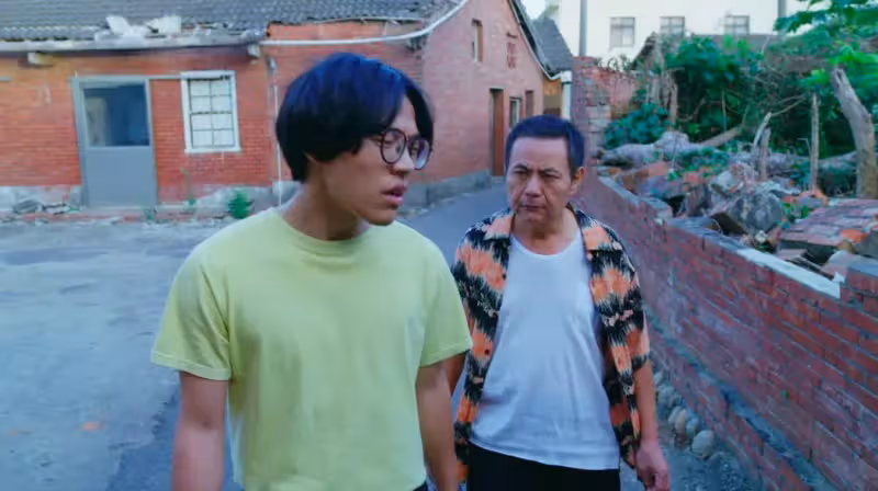 17歲輟學離家!獨子10年後「開百萬豪車回鄉」終於出人頭地 老父親嘆「現在全村你最窮」相擁而泣