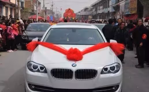17歲輟學離家!獨子10年後「開百萬豪車回鄉」終於出人頭地 老父親嘆「現在全村你最窮」相擁而泣