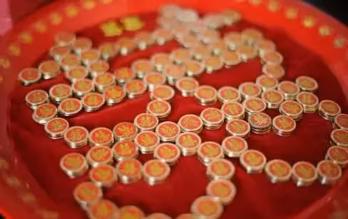 拿不出5萬開門錢,新郎獨自回家,新娘在後面喊:你不結婚了?