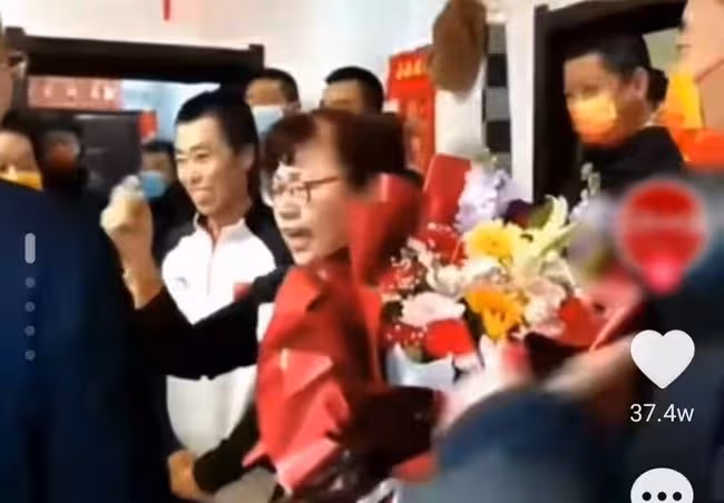 冬奧冠軍獲家鄉獎勵100萬!爸爸修鞋哥哥輟學,曾談家境失聲痛哭