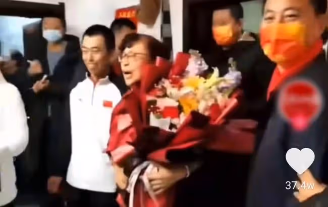 冬奧冠軍獲家鄉獎勵100萬!爸爸修鞋哥哥輟學,曾談家境失聲痛哭